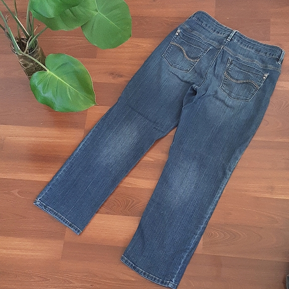 SANTANA High Waist, Cropped Mom Jean - Very Soft Denim - Women's Size 8 - Picture 2 of 6